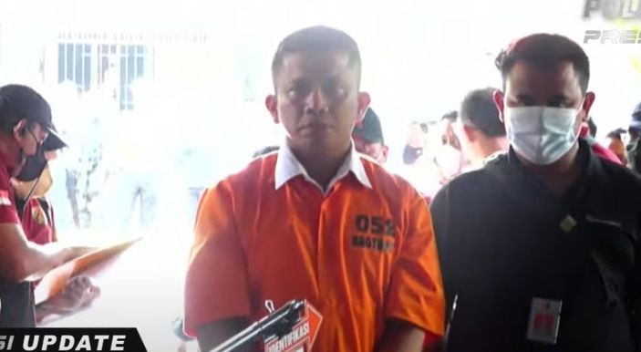 Ferdy Sambo dengan tangan diikat dan mengenakan baju tahanan oranye, hadir dalam proses rekonstruksi  pembunuhan Brigadir J.