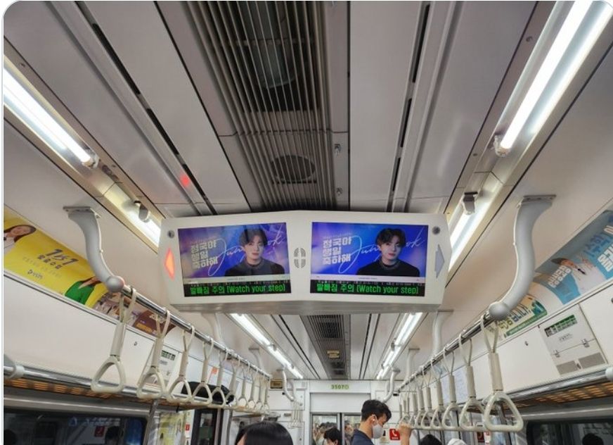 Iklan ulang tahun Jungkook BTS di kereta bawah tanah./Koreaboo