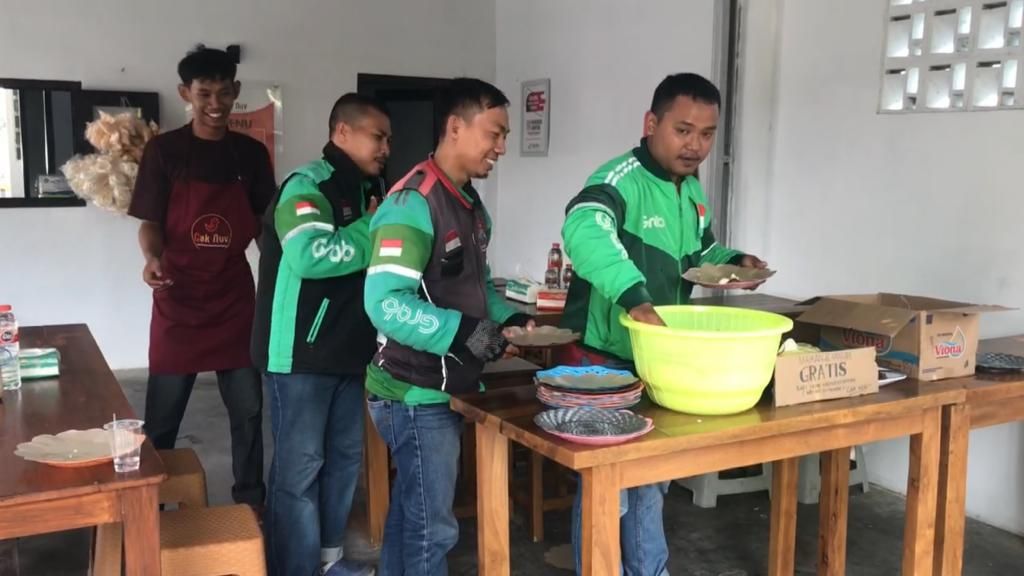 Para pengemudi Ojeg online di Kabupaten Majalengka ikut menikmati sajian makan gratis yang digelar setia harinya dengan menu masakan yang berbeda-beda.