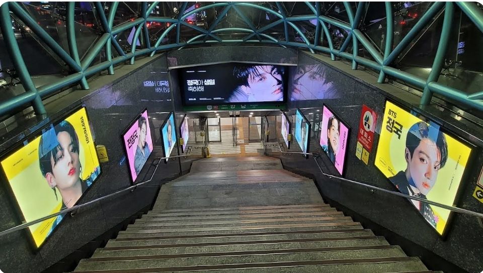 Stasiun kereta bahwa tanah penuh dengan foto iklan ulang tahun Jungkook BTS./Koreaboo