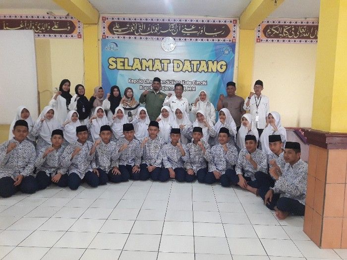 Pengurus OSIS dan guru di SMP Sabilul Wafa berfoto bersama Kadisdik Kota Cimahi, Harjono