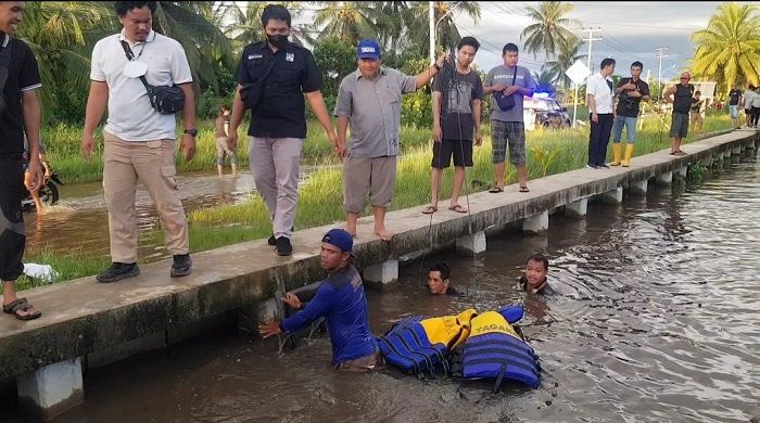 Warga bersama petugas gabungan melakukan pencarian bayi yang diduga hilang tenggelam di Sungai