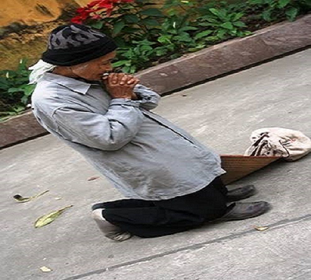 Ilusrasi seorang nenek berhenti sejenak ditengah jalan hanya untuk berdoa, 