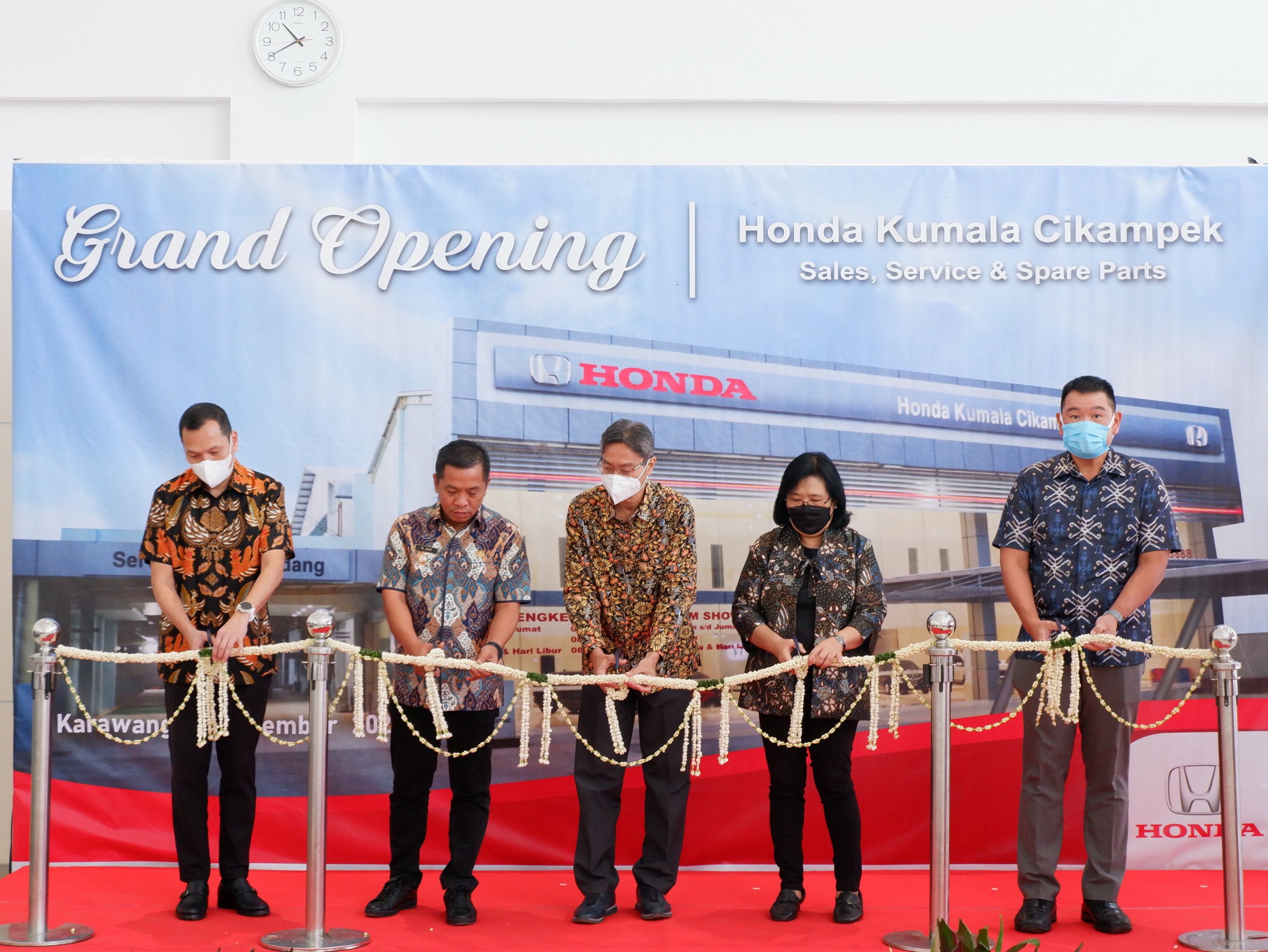 Para petinggi PT HPM dan Honda Bandung Center (HBC) meresmikan beroperasinya diler Honda Kumala Cikampek, Jawa Barat, Kamis 1 September 2022.