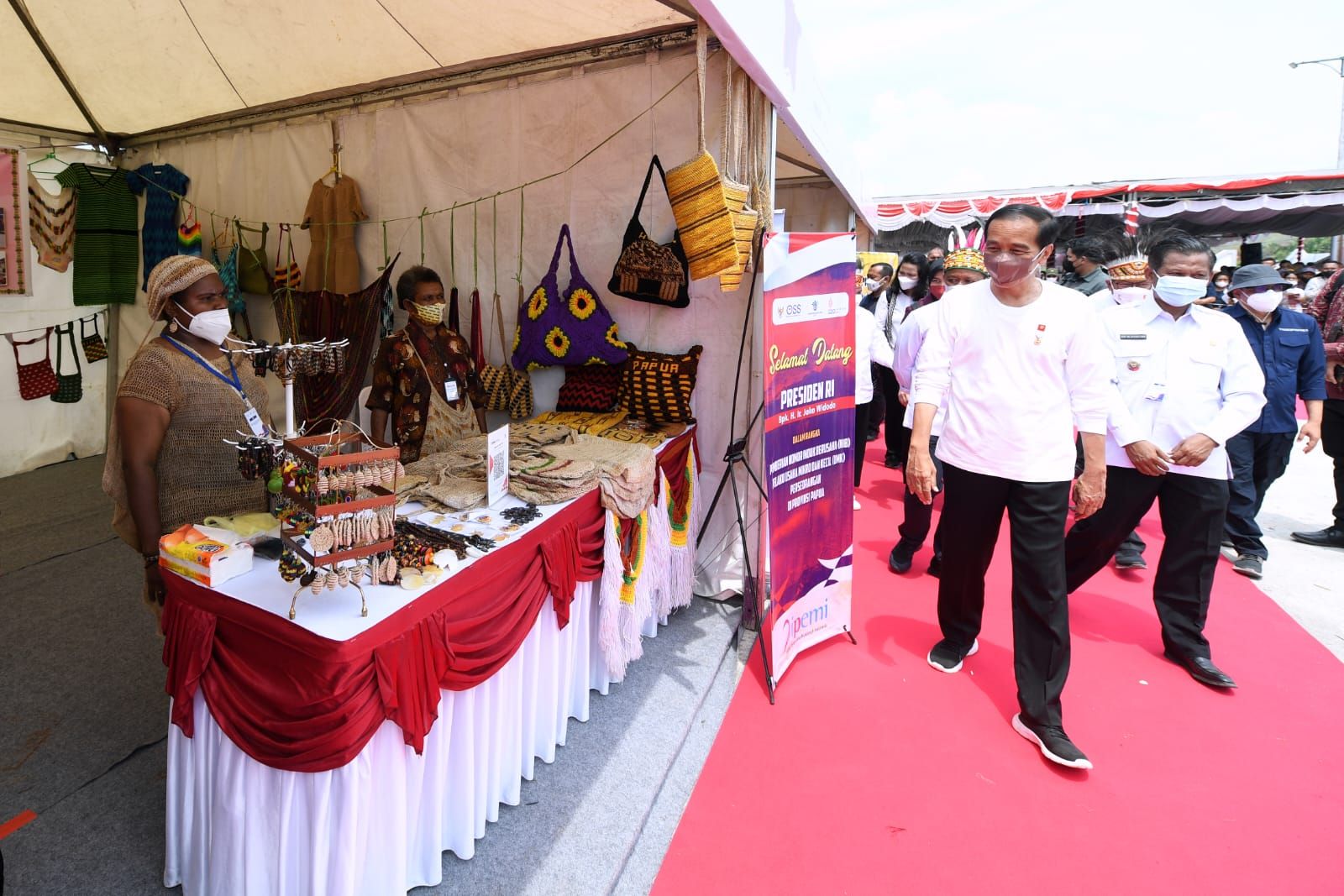 Suasana saat Presiden Jokowi mengunjungi pameran UMKM