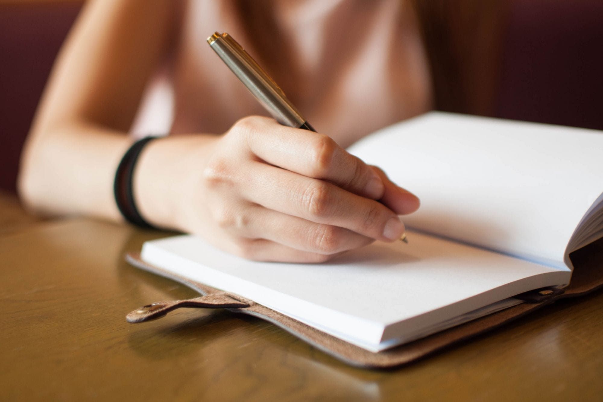 Contoh surat izin sekolah yang baik dan benar karena sakit atau kepentingan keluarga yang diberikan kepada guru