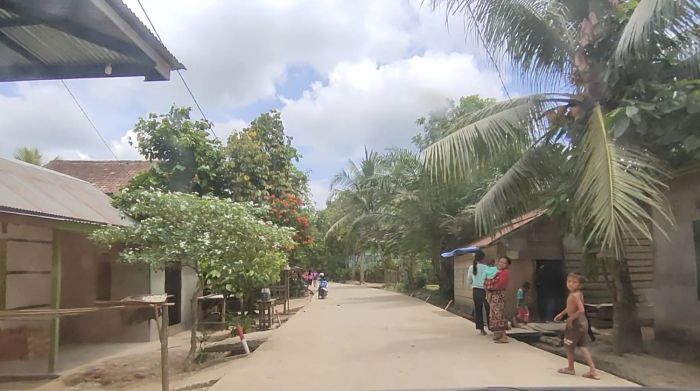 Jalan cor beton desa Tanah Garo.