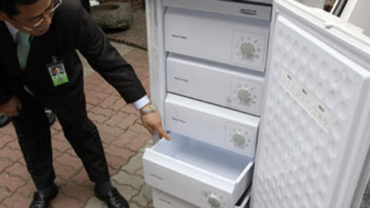 Pihak kepolisian Korea Selatan ketika memeriksa kulkas berisikan dua jasad bayi.
