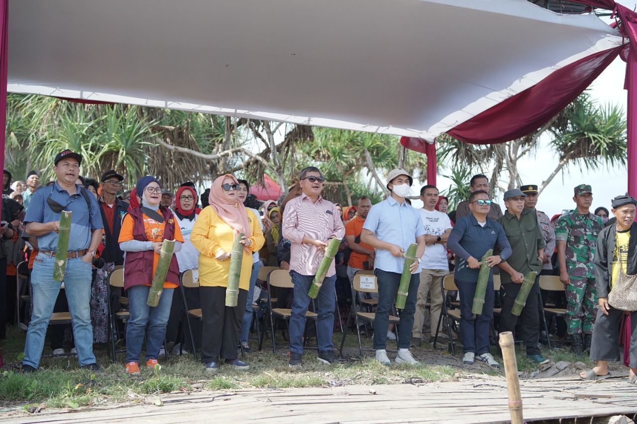 Festival Ngubek Beber digelar di Kawasan Wisata Gunung Geder, Desa Cijembe, Kecamatan Cikelet, Kabupaten Garut. Acara tersebut merupakan upaya Pelestarian Tradisi dan Edukasi Lingkungan dengan Kearifan Lokal