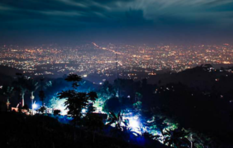 Bukit Moko menawarkan oemandangan menakjubkan di malam hari