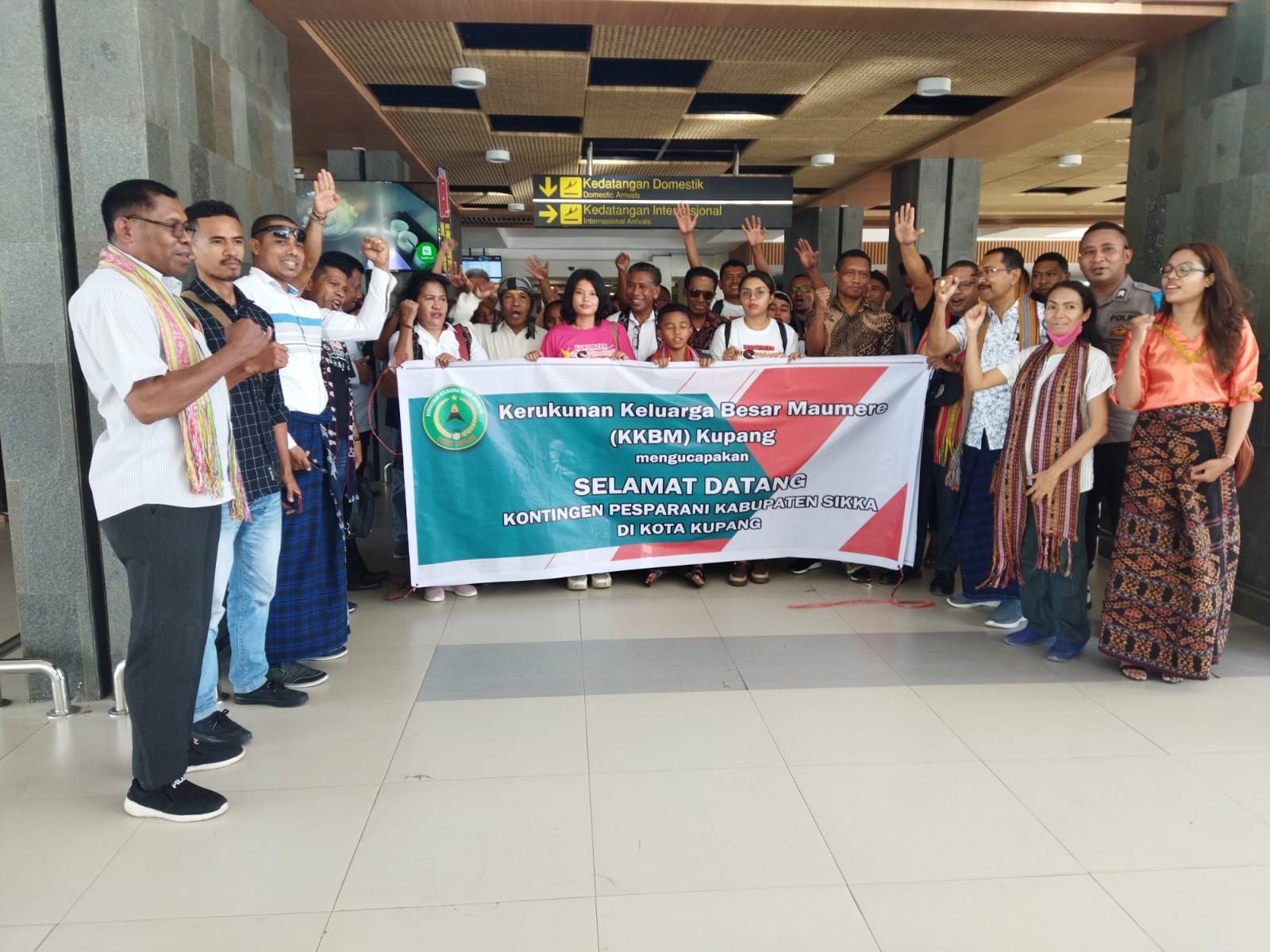 Penyambutan Kontingen Pesparani Sikka di Bandara Eltari Kupang oleh KKBM Kupang di Bandara Eltari, Jumad 2 Agustus 2022