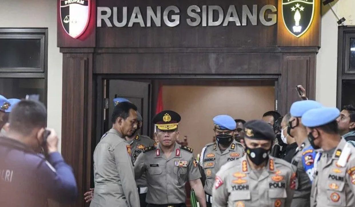 Mantan Kadiv Propam Polri Irjen Ferdy Sambo (tengah) berjalan keluar ruangan usai mengikuti sidang Komisi Kode Etik Polri (KKEP) di Gedung Transnational Crime Center (TNCC) Divisi Propam Mabes Polri, Jakarta pada Jumat, 26 Agustus 2022.