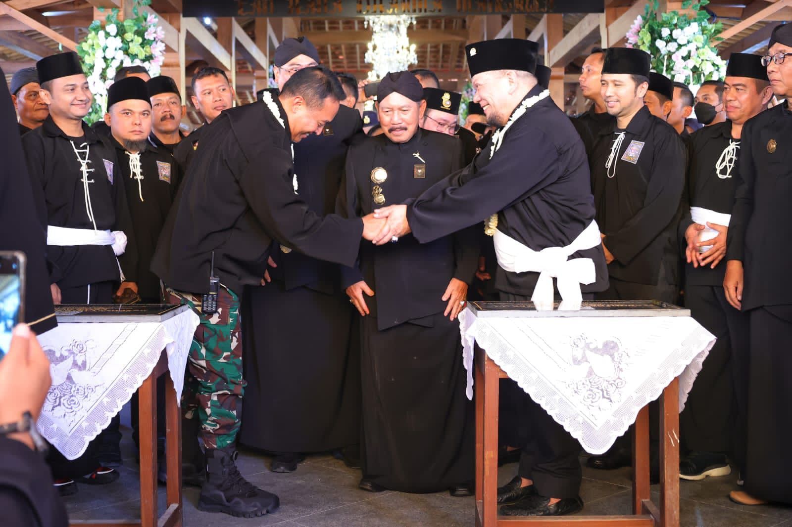 Dewan Kehormatan Utama PSHT Jenderal TNI Andika Perkasa (kiri).