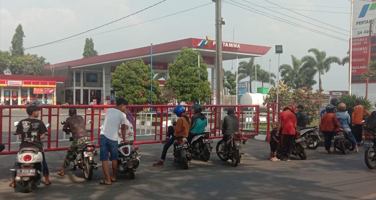 Pengendara antri di SPBU (pom bensin) di Kutawaringin, Kabupaten Bandung saat harga BBM Pertalite, Pertamax dan Solar naik hari ini Sabtu, 3 September 2022.