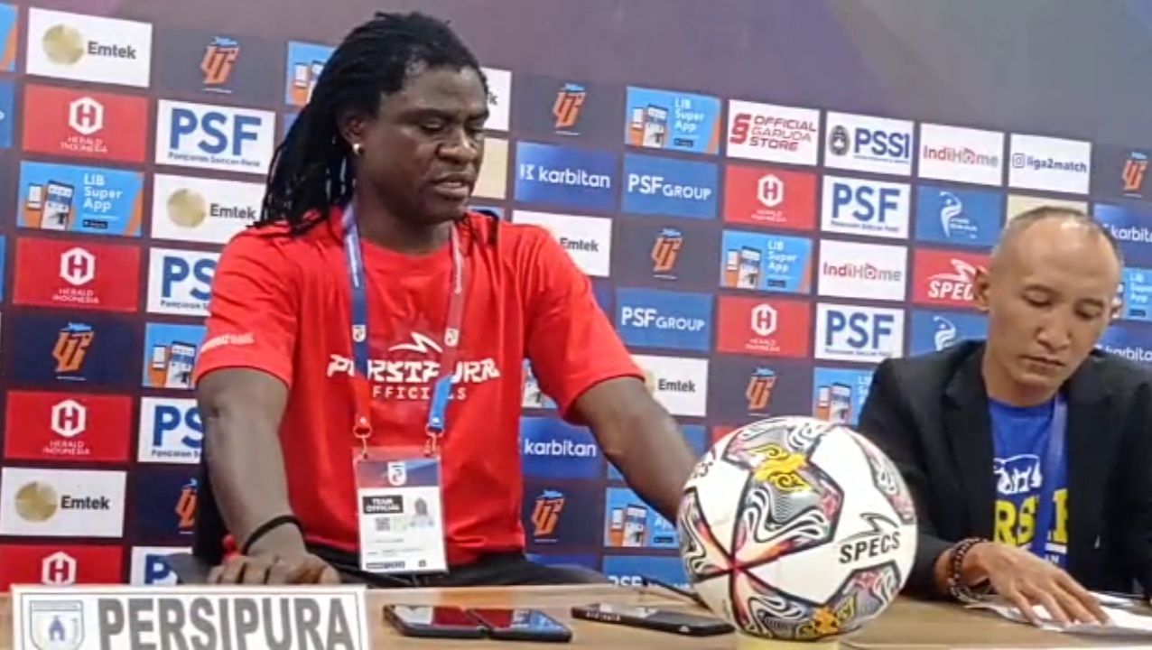 Asisten pelatih Persipura Jayapura, Bio Pauline Pierre saat berikan keterangan kepada media usai pertandingan Persiba vs Persipura dengan skor akhir 2-1 untuk tim tuan rumah