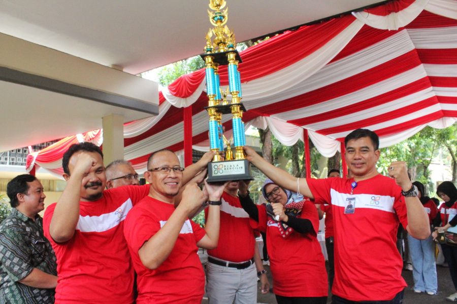 Direktur Utama Perumda Tirtawening, Sonny Salimi (kanan) bersama jajaran komisaris BUMD Kota Bandung memegang piala bergilir usai Perumda Tirtawening dinobatkan sebagai juara umum.
