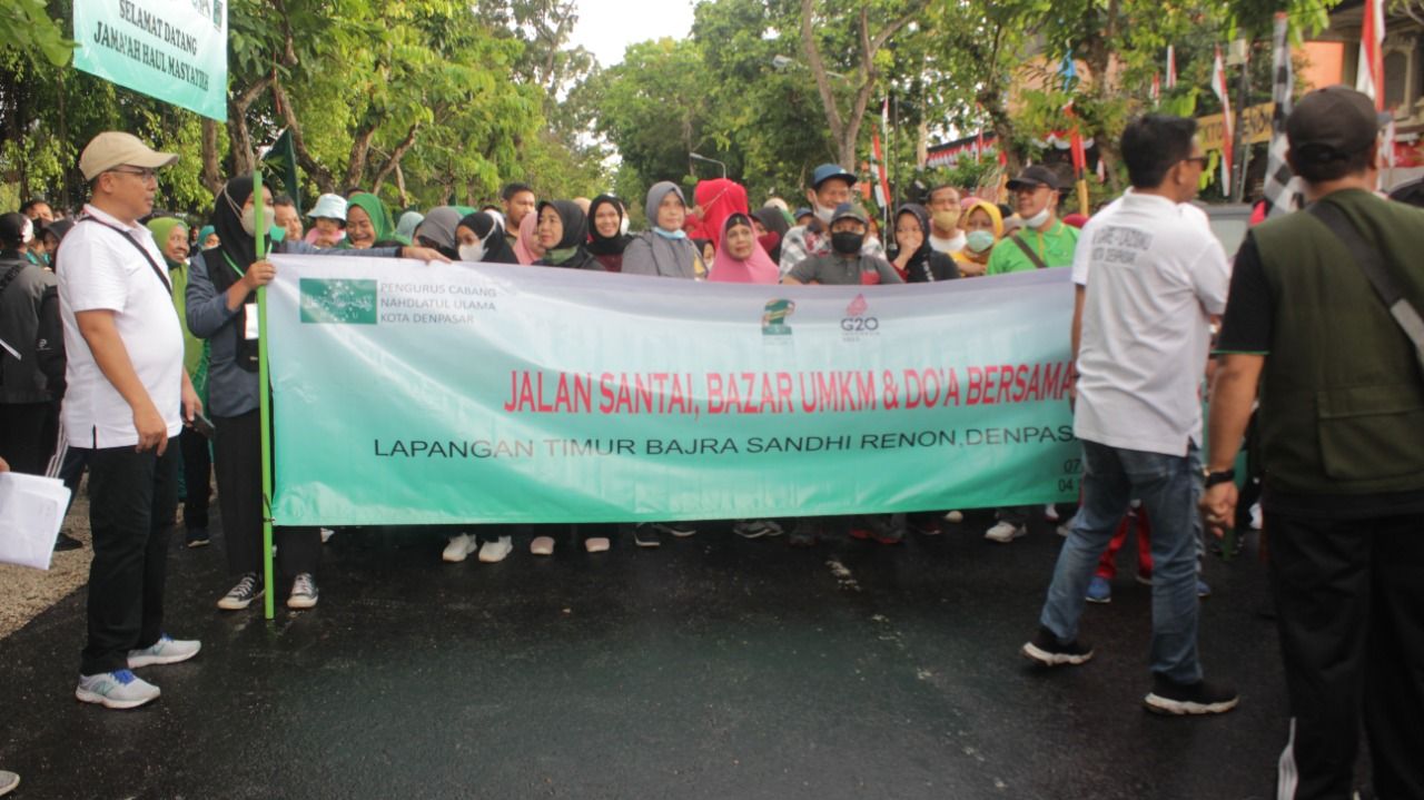 Suasana saat start jalan sehat HPN - PCNU Kota Denpasar di kawasan Renon Denpasar