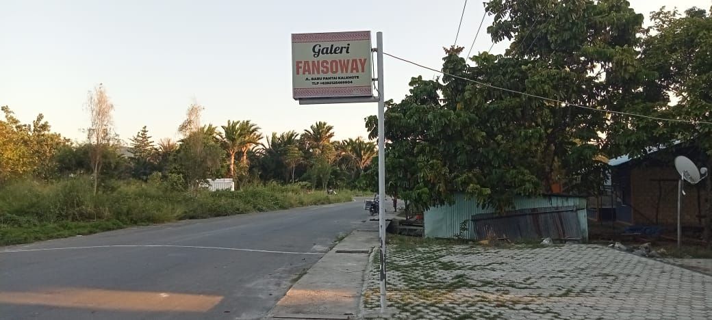 Papan Nama Galeri Fansoway, Jalan baru pantai Kalkhote, Distrik sentani, Kabupaten Jayapura