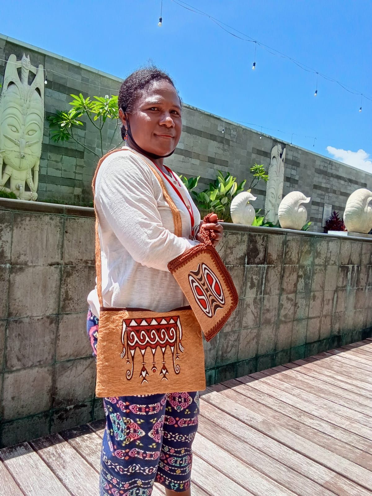 Pengrajin souvenir masyarakat adat khas Papua asal Kampung Asei, Theresia Ohee. 