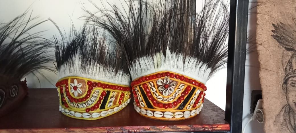Kerajinan Mahkota Khas Adat Papua dapat di beli di galeri Fansoway.