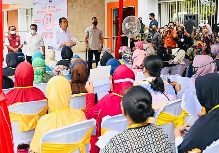 Presiden Jokowi memantau penyaluran Bantuan Langsung Tunai (BLT) BBM, di Kantor Pos Bandar Lampung, Lampung, Sabtu (03/09/2022). 