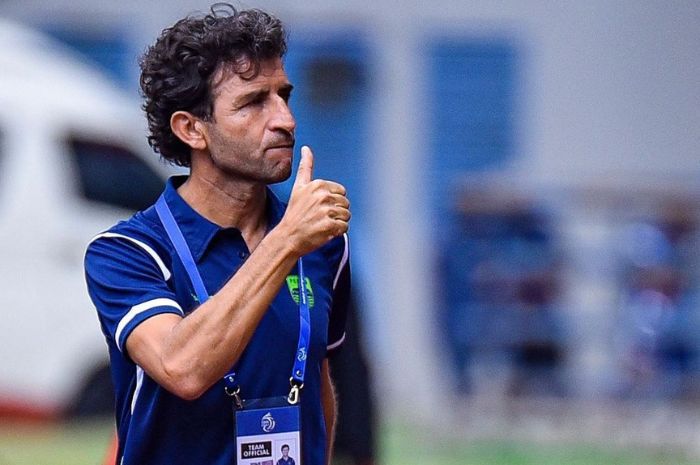 Pelatih Persib Bandung, Luis Milla membeberkan alasan tim asuhannya kecolongan gol saat lawan Bhayangkara FC.