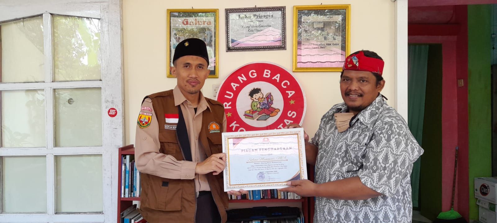 KEPALA SMPIT Uswatun Hasanah Banjar Sopan Sopari, MPdI, (kiri) bersama Pendiri RBK Banjar Sofian Munawar, MA, di Ruang Baca Komunitas (RBK) Kota Banjar, Jumat 2 September 2022.* 