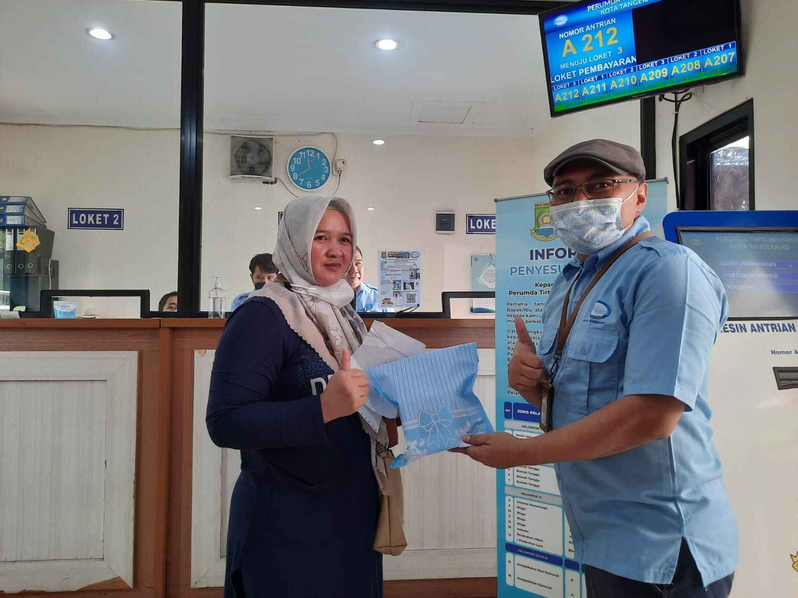 Perwakilan Perumdam TB Kota Tangerang memberikan apresiasi kepada salah seorang pelanggan dalam peringatan Hari Pelanggan Nasional 2022.