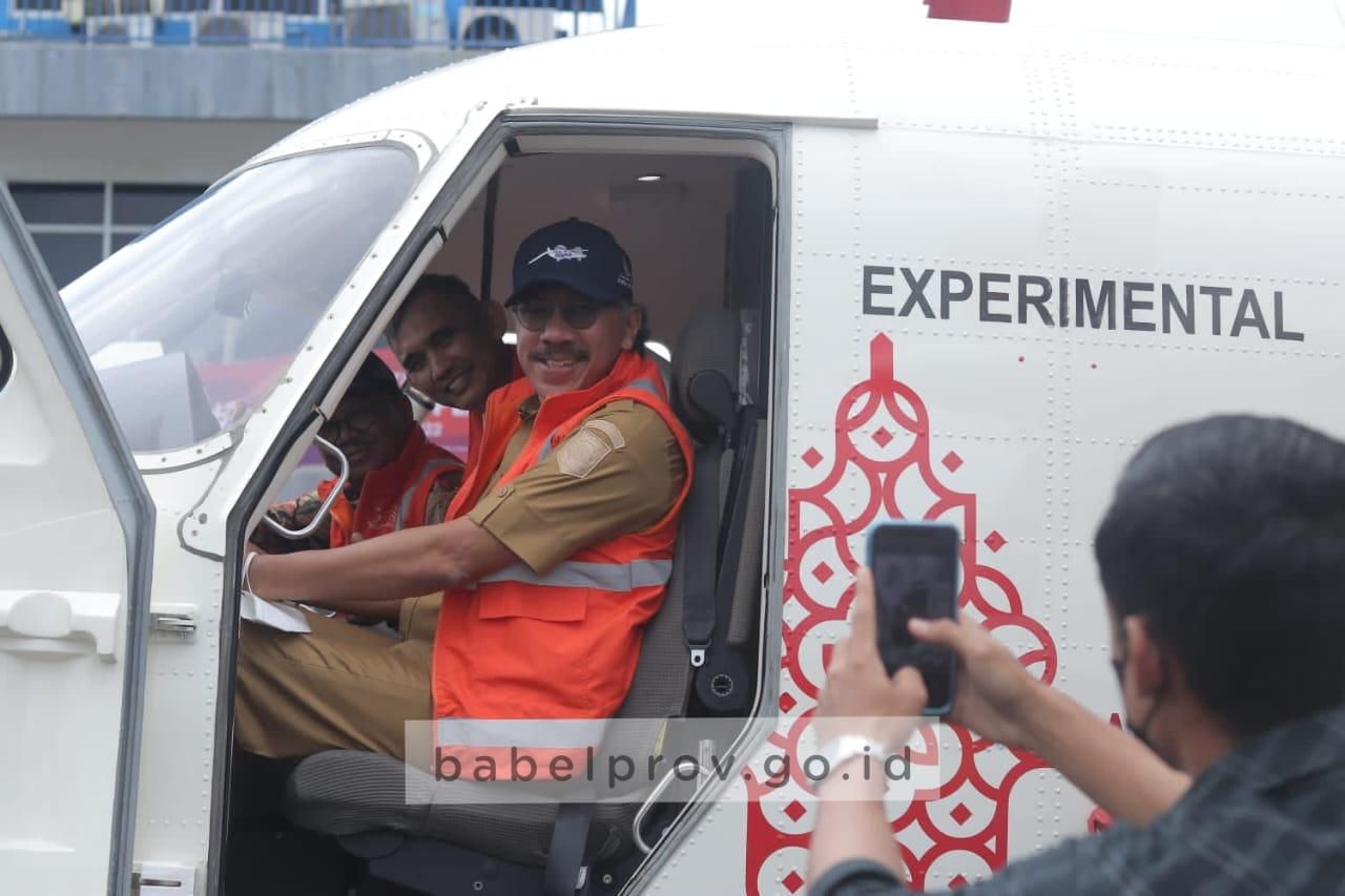 Ridwan Djamaluddin mencoba pesawat N219