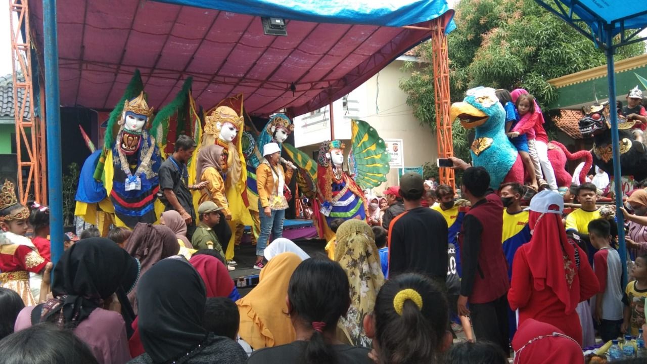 Peringatan hari lahir Desa Pakusamben dengan menampilkan kesenian burok dangdut dari desa setempat