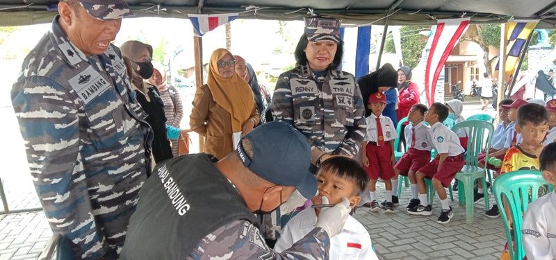 Salah satu pelajar SD sedang diperiksa giginya oleh petugas kesehatan yang ditinjau langsung oleh Danlanal Bandung, Selasa 6 September 2022..