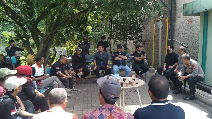 Para supir yang terbagung dalam AIC Kota Bandung menyampaikan keluhan kepada operator TMP dan Organda Jawa Barat di kantor Big Bird Bandung, Selasa 6 September 2022