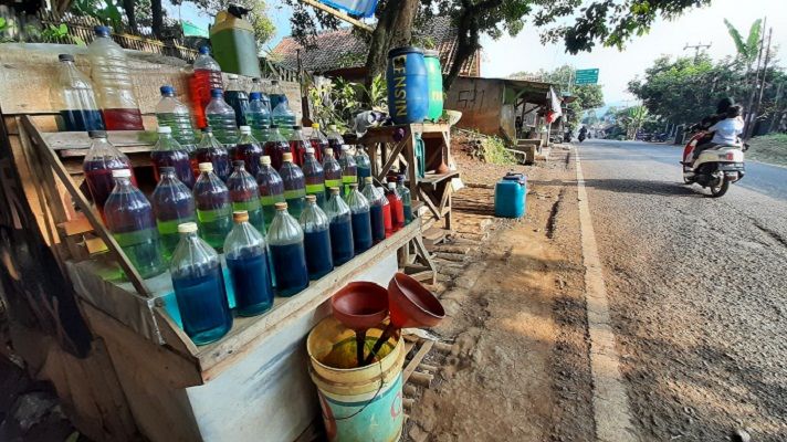 Pengendara melintasi lapak bensin eceran di Kampung Ciwaru, Desa Bojongmekar, Kecamatan Cipeundeuy, Kabupaten Bandung Barat, Selasa, 6 September 2022.