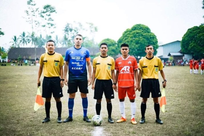 Mantan bek andalan PSIS Semarang Wallace Costa main sepakbola tarkam.