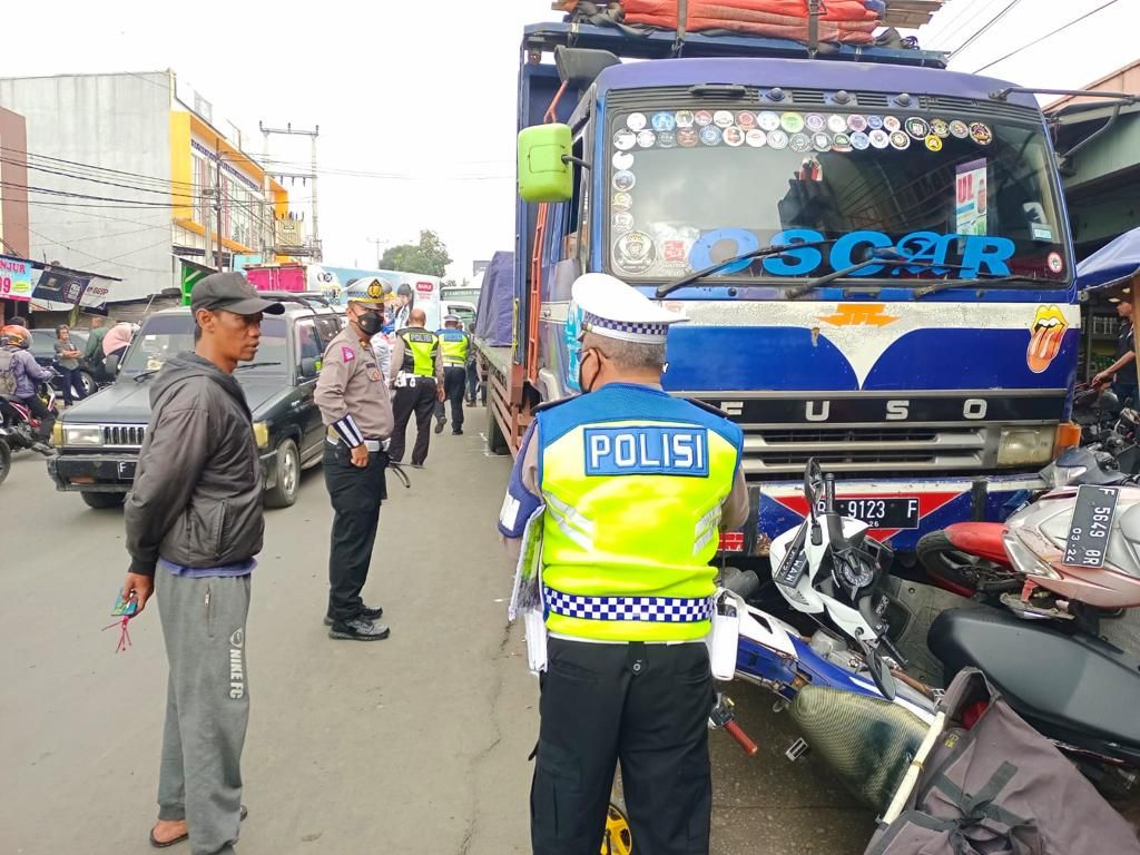  Truk Fuso Tabrak Belasan Motor di Pasar Gekbrong Cianjur.