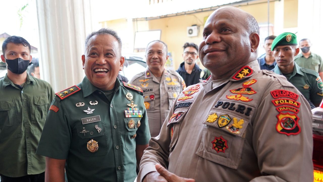 Mayjen TNI Muhammad Saleh Mustafa  bersama dengan Kapolda Irjen Pol Mathius D Fakhiri, S.I.K 