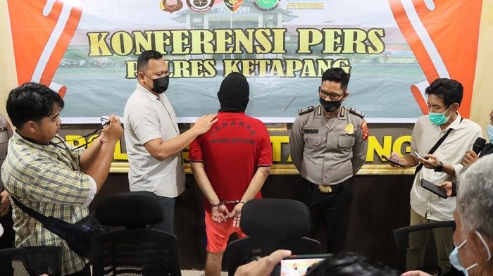 Terduga pelaku pencabulan saat dihadirkan dalam keterangan pers