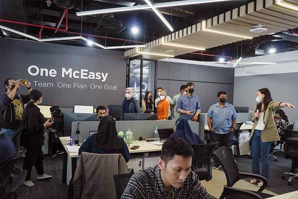 Peserta Media Roundtable melihat dari dekat bagaimana tim McEasy mendukung digitalisasi pelaku UKM Jawa Timur di sektor logistik dan transportasi di kantor barunya, yang didesain oleh Edelyn Putri dari Studio Pie Interior.