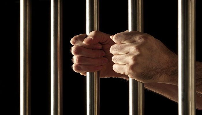 Ilustrasi : Dua orang pria diamankan polisi saat melakukan pengeroyokan