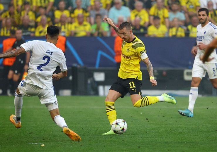 Pemain Borussia Dortmund Marco Reus (tengah) mencetak gol pertama saat melayani FC Kopenhagen di Stadion ignal Iduna Park, Dortmund, Jerman, Selasa (6/9/2022) malam.