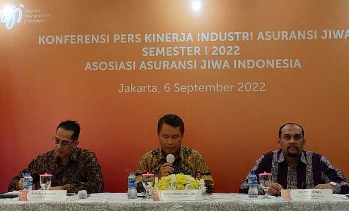 Foto (Kiri ke kanan) Ketua Bidang 6 AAJI Shadiq Akasya, Ketua Dewan Pengurus AAJI Budi Tampubolon, dan Ketua Bidang 1 AAJI Fauzi Arfan dalam konferensi pers Kinerja Industri Asuransi Jiwa Semester I-2022 di Jakarta, Selasa (6/9/2022).