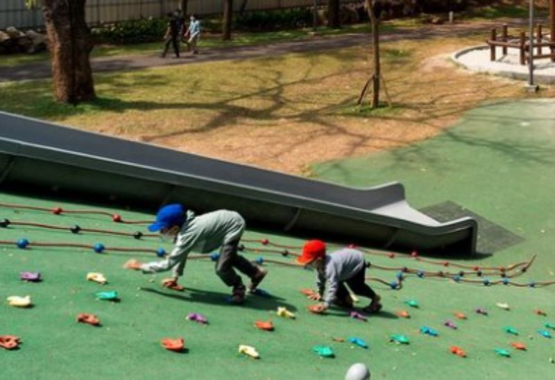 Wahana bermain yang ramah anak di taman Tebet Ecopark
