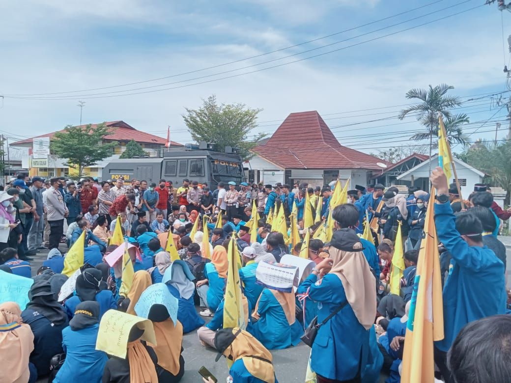 Pengurus Cabang Pergerakan Mahasiswa Islam Indonesia (PC PMII) bersama kader dan anggota se-Kota Bengkulu melaksanakan demontrasi menolak kenaikan harga Bahan Bakar Minyak (BBM)/Sugiasta/