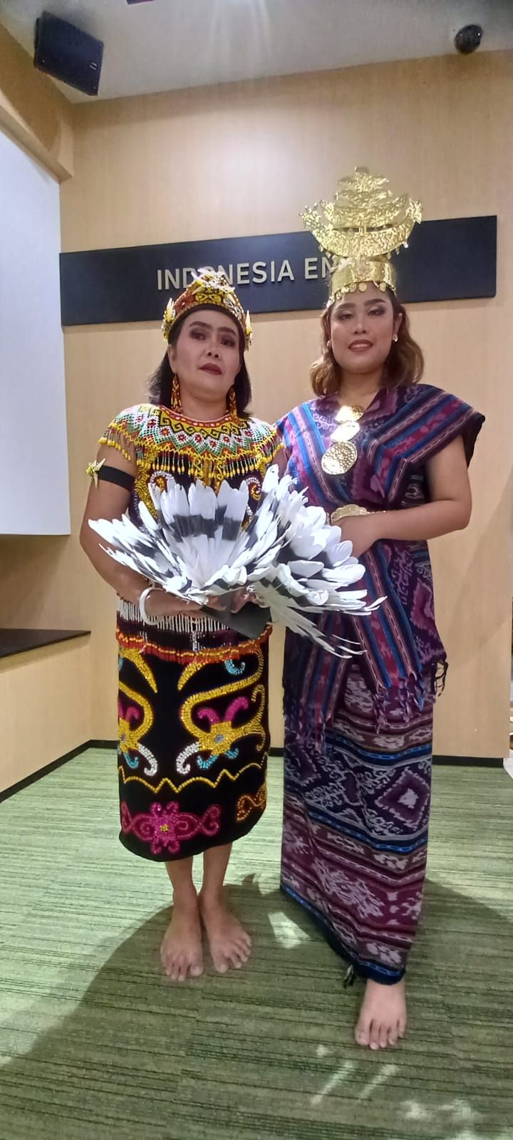 Widya Sari mengenakan pakaian Suku Dayak membawakan lagu Bendera,  Claudia Francisca Sembiring memakai baju Khas NTT Menyanyikan Stasiun Balapan