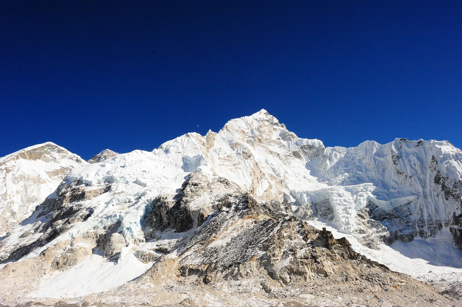 Ilustrasi Himalaya. Suku-suku yang menghuni pegunungan Himalaya memiliki beberapa festival yang bisa disaksikan oleh para pelancong tanpa harus mendaki Everest, gunung tertinggi di dunia.