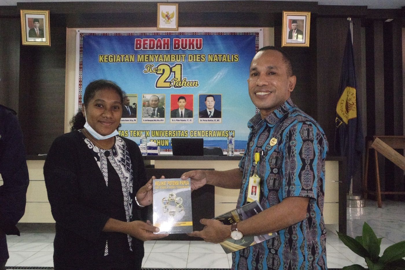 Guru energi dan pertambangan SMKN 9 Kota Jayapura, Tamariska Bukorpioper yang turut hadir dan sebagai penerima buku tulisan Dekan FT UNCEN 