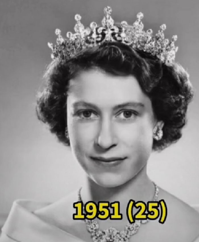  Foto saat pertama kali mengenakan mahkota kerajaan Inggris