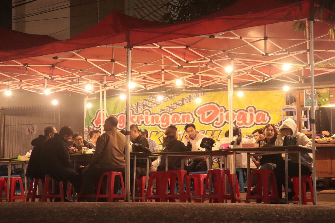 menjelajahi-surga-kuliner-di-jalan-lengkong-kecil-kota-bandung-aneka