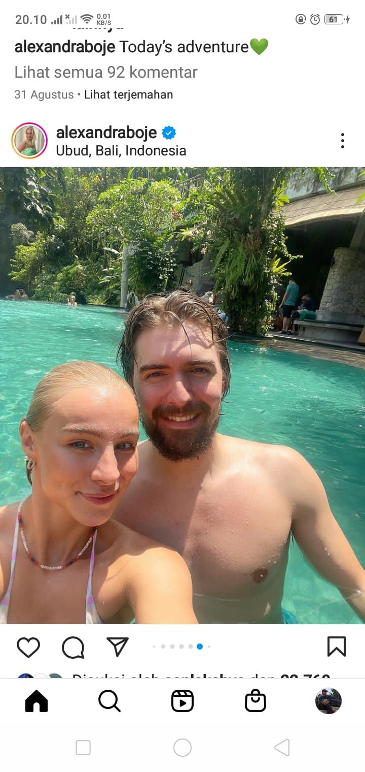 Alexandra Boje bersama sang kekasi saat beranang di salah satu Hotel  yang bertempat di Bali.
