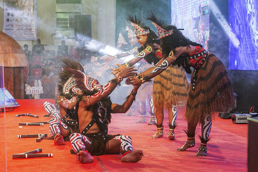 Penari melakukan gerakan Tari Pangkur Sagu saat acara Gerakan Nasional Bangga Buatan Indonesia 2022 (Gernas BBI) di GOR Cenderawasih Papua, Rabu (24/8/2022).